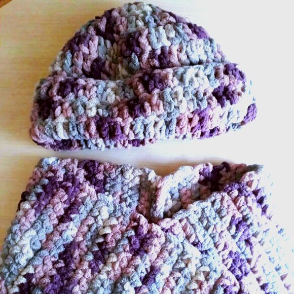 Women's Crochet Hat & Infinity Scarves Set - Picture 4 of 5